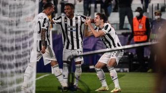 Pemain depan Juventus Federico Chiesa merayakan golnya setelah mencetak gol selama pertandingan sepak bola Grup H Liga Champions UEFA antara Juventus melawan Chelsea di Juventus Stadium, Kamis (30/9/2021) dini hari WIB.  Marco BERTORELLO / AFP
