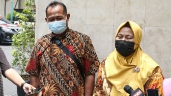 Agustin, salah satu korban penipuan yang dilakukan putri Nia Daniaty, Olivia Nathania saat datang untuk menjalani pemeriksaan di Polda Metro Jaya, Jumat (1/10/2021). [Suara.com/Alfian Winanto]