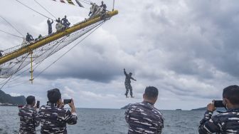 Naik Pangkat, Perwira TNI AL Lompat ke Laut