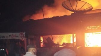 Dua Bar di Bukit Maraja Terbakar