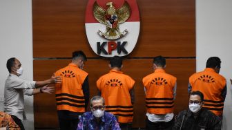 Wakil Ketua KPK Alexander Marwata (kanan) didampingi Deputi Penindakan Karyoto (kedua kanan) memberikan keterangan pers penetapan dan penahanan tersangka sepuluh anggota DPRD Kabupaten Muara Enim di Gedung Merah Putih KPK, Jakarta, Kamis (30/9/2021). ANTARA FOTO/Indrianto Eko Suwarso