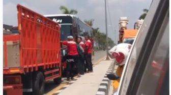 Viral Video Sopir Truk Adang Bus Lawan Arus Malah "Dikeroyok" di Lamongan