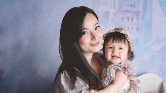 9 Pemotretan Chloe Anak Asmirandah, Sudah Jago Pose Meski Belum Genap 1 Tahun