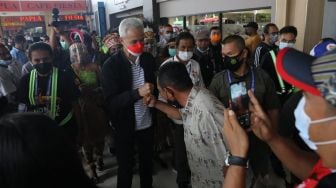 Tiba di Papua, Ganjar Dikeroyok Putra-Putri Papua, Minta Foto Bareng