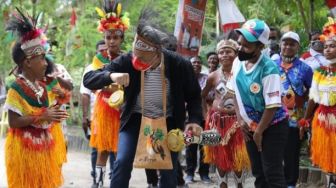 Tiba di Papua, Gubernur Ganjar Disambut Tarian Belasan Anak-Anak