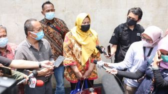 Agustin, salah satu korban penipuan yang dilakukan putri Nia Daniaty, Olivia Nathania saat datang untuk menjalani pemeriksaan di Polda Metro Jaya, Jumat (1/10/2021). [Suara.com/Alfian Winanto]