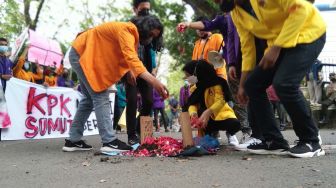 Mahasiswa Geruduk Gedung DPRD Sumut, Kecam Pemecatan Pegawai KPK