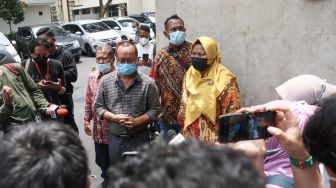 Agustin, salah satu korban penipuan yang dilakukan putri Nia Daniaty, Olivia Nathania saat datang untuk menjalani pemeriksaan di Polda Metro Jaya, Jumat (1/10/2021). [Suara.com/Alfian Winanto]