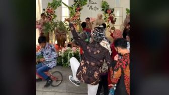 Rombongan Tamu Kondangan Ini Kelewat Heboh, Kado Pernikahannya Bikin Salah Fokus