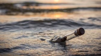 Viral Botol Misterius Terdampar di Pantai, Setelah Dibuka Ada Pesan yang Tak Sampai