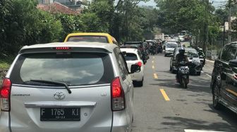 Puncak Bogor dan Cianjur Macet Parah, Polisi Berlakukan One Way