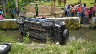 Kecelakaan Beruntun di Bantul, Satu Mobil Terjungkal hingga Masuk Parit