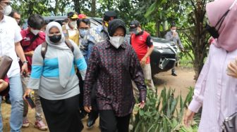 Kehilangan Ayah dan Ibu akibat Banjir Padang Pariaman, Nduru Dikuatkan Mensos Risma