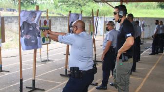 Polisi Panama Latihan Menembak dengan Gambar Target Orang Arab