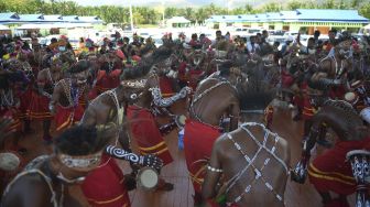 Sejumlah warga menari tarian adat saat menyambut kedatangan api PON di Dermaga Kalkhote, Danau Sentani, Kabupaten Jayapura, Papua, Sabtu (2/10/2021). [ANTARA FOTO/Fauzan]