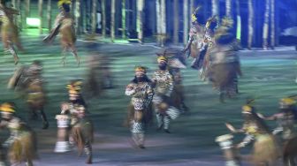 Penari menghibur penonton saat Upacara Pembukaan PON Papua di Stadion Lukas Enembe, Kompleks Olahraga Kampung Harapan, Distrik Sentani Timur, Kabupaten Jayapura, Papua, Sabtu (2/10/2021). [ANTARA FOTO/Nova Wahyudi]