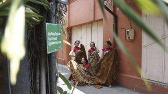 Model berbusana kain batik tradisional saat acara Srawung Batik Nusantara di Kampung Batik Kauman, Solo, Jawa Tengah, Sabtu (2/10/2021). [ANTARA FOTO/Maulana Surya]