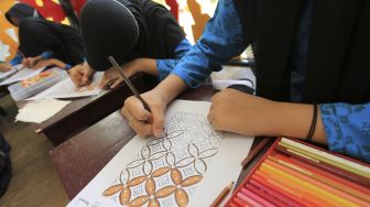 Sejumlah siswi mengikuti lomba mewarnai batik di Sekolah Dasar Negeri (SDN 54), Banda Aceh, Aceh, Sabtu (2/10/2021). [ANTARA FOTO/Syifa Yulinnas]