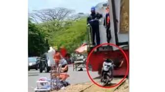 Mengenaskan! Motor Parkir Sembarangan di Atas Rel, Auto Kena Sambar Kereta Api