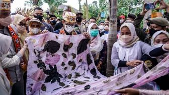 Sandiaga Uno Pesan 600 Tote Bag Eco Print Ciptaan 5 Remaja Disabilitas untuk Ramaikan G20