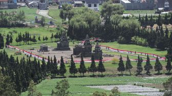 Peserta membentangkan Bendera Merah Putih saat peringatan Hari Kesaktian Pancasila di kompleks Candi Arjuna dataran tinggi Dieng, Batur, Banjarnegara, Jateng, Jumat (1/10/2021). [ANTARA FOTO/Anis Efizudin]