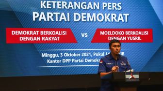 Kepala Badan Komunikasi Strategis DPP Partai Demokrat Herzaky Mahendra Putra saat menggelar konferensi pers di Kantor DPP Partai Demokrat, Menteng, Jakarta Pusat, Minggu (3/10/2021). [Suara.com/Alfian Winanto]