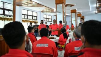 Andi Sudirman Beri Semangat Atlet Sulsel di Papua