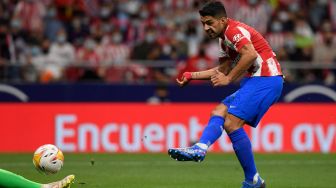 Pemain depan Atletico Madrid Luis Suarez mencetak gol selama pertandingan sepak bola Liga Spanyol antara Atletico Madrid melawan Barcelona di stadion Wanda Metropolitano Madrid, Spanyol, Minggu (3/10/2021) dini hari WIB. OSCAR DEL POZO / AFP

