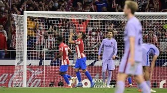 Pemain depan Atletico Madrid Luis Suarez merayakan golnya setelah mencetak gol kedua timnya selama pertandingan sepak bola Liga Spanyol antara Atletico Madrid melawan Barcelona di stadion Wanda Metropolitano Madrid, Spanyol,  Minggu (3/10/2021) dini hari WIB.  JAVIER SORIANO / AFP