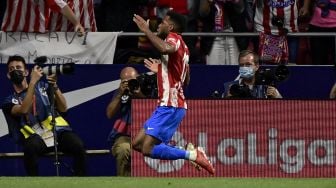 Gelandang Atletico Madrid Thomas Lemar merayakan setelah mencetak gol selama pertandingan sepak bola Liga Spanyol antara Atletico Madrid melawan Barcelona di stadion Wanda Metropolitano Madrid, Spanyol,  Minggu (3/10/2021) dini hari WIB. JAVIER SORIANO / AFP
