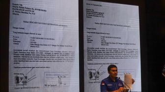 Kepala Badan Komunikasi Strategis DPP Partai Demokrat Herzaky Mahendra Putra menunjukkan bukti surat hasil dukungan kongres kubu AHY saat menggelar konferensi pers di Kantor DPP Partai Demokrat, Menteng, Jakarta Pusat, Minggu (3/10/2021). [Suara.com/Alfian Winanto]