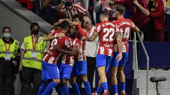 Gelandang Atletico Madrid Thomas Lemar merayakan setelah mencetak gol selama pertandingan sepak bola Liga Spanyol antara Atletico Madrid melawan Barcelona di stadion Wanda Metropolitano Madrid, Spanyol,  Minggu (3/10/2021) dini hari WIB. JAVIER SORIANO / AFP
