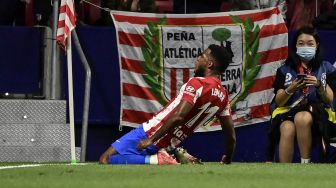 Gelandang Atletico Madrid Thomas Lemar merayakan setelah mencetak gol selama pertandingan sepak bola Liga Spanyol antara Atletico Madrid melawan Barcelona di stadion Wanda Metropolitano Madrid, Spanyol,  Minggu (3/10/2021) dini hari WIB. JAVIER SORIANO / AFP
