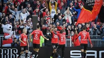 Pemain depan Rennes, Gaetan Laborde merayakan setelah mencetak gol selama pertandingan sepak bola L1 Prancis antara Stade Rennais (Rennes) melawan Paris Saint-Germain di Roazhon Park, Minggu (3/10/2021) malam WIB. LOIC VENANCE / AFP
