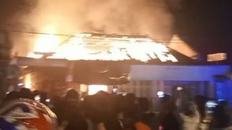 Toko Emas dan Sembako di Pasar Jungjang Arjawinangun Terbakar