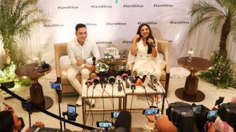 Penyanyi Ashanty dan Dokter Ekles ketika ditemui awak media saat launching produk AExpert di Pondok Indah, Jakarta Selatan, Senin (4/10/2021). [Suara.com/Alfian Winanto]