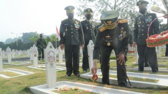 Peringati HUT TNI, Pangdam III Siliwangi Tabur Bunga di TMP Cikutra