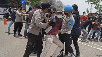 Polisi Bubarkan Demo Hut Banten