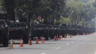 Deretan alutsista terparkir di kawasan Patung Kuda Arjuna Wiwaha, Jakarta, Senin (4/10/2021). [Suara.com/Angga Budhiyanto]