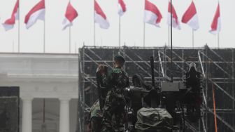 Prajurit TNI berada di atas alutsista terparkir di depan Istana Merdeka, Jakarta, Senin (4/10/2021). [Suara.com/Angga Budhiyanto]