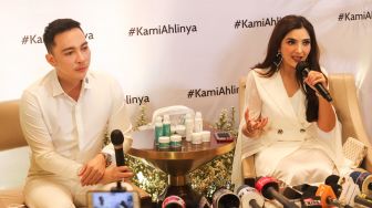 Penyanyi Ashanty dan Dokter Ekles ketika ditemui awak media saat launching produk AExpert di Pondok Indah, Jakarta Selatan, Senin (4/10/2021). [Suara.com/Alfian Winanto]