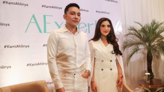 Penyanyi Ashanty dan Dokter Ekles saat ditemui usai launching produk AExpert di Pondok Indah, Jakarta Selatan, Senin (4/10/2021). [Suara.com/Alfian Winanto]