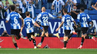 Pemain depan Espanyol Raul de Tomas menyundul bola selama pertandingan sepak bola Liga Spanyol antara Espanyol melawan Real Madrid di RCDE Stadium, Barcelona, Spanyol, Minggu malam WIB. GEN LLUIS / AFP
