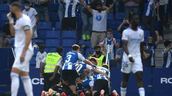 Para pemain tim Espanyol merayakan setelah penyerang Raul de Tomas mencetak gol pertama timnya selama pertandingan sepak bola Liga Spanyol antara Espanyol melawan Real Madrid di RCDE Stadium, Barcelona, Spanyol, Minggu malam WIB. GEN LLUIS / AFP