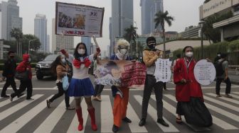 Aktivis lingkungan mengenakan kostum karakter Anime Jepang saat melakukan aksi di Jalan M.H. Thamrin, Jakarta, Senin (4/10/2021). [Suara.com/Angga Budhiyanto]