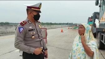 Tak Tahu Arah, Wanita Jalan Kaki di Tol Bakter Lampung Diamankan Polisi