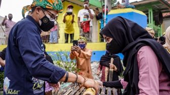 Emak-emak UMKM Desa Cikolelet Sebut Sandiaga Uno Pemimpin Idola