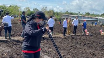 Puan Tanam dan Jajan Jagung Bareng Jokowi di Sorong Papua