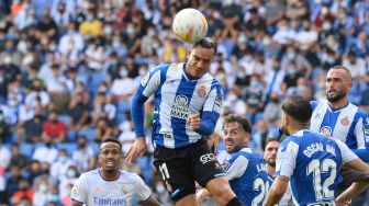 Pemain depan Espanyol Raul de Tomas menyundul bola selama pertandingan sepak bola Liga Spanyol antara Espanyol melawan Real Madrid di RCDE Stadium, Barcelona, Spanyol, Minggu malam WIB. GEN LLUIS / AFP
