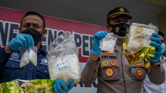 Kapolres Palu AKBP Bayu Indra Wiguno (kanan) menunjukkan barang bukti narkoba jenis sabu di Mapolres Palu, Sulawesi Tengah, Senin (4/10/2021). ANTARAFOTO/Basri Marzuki